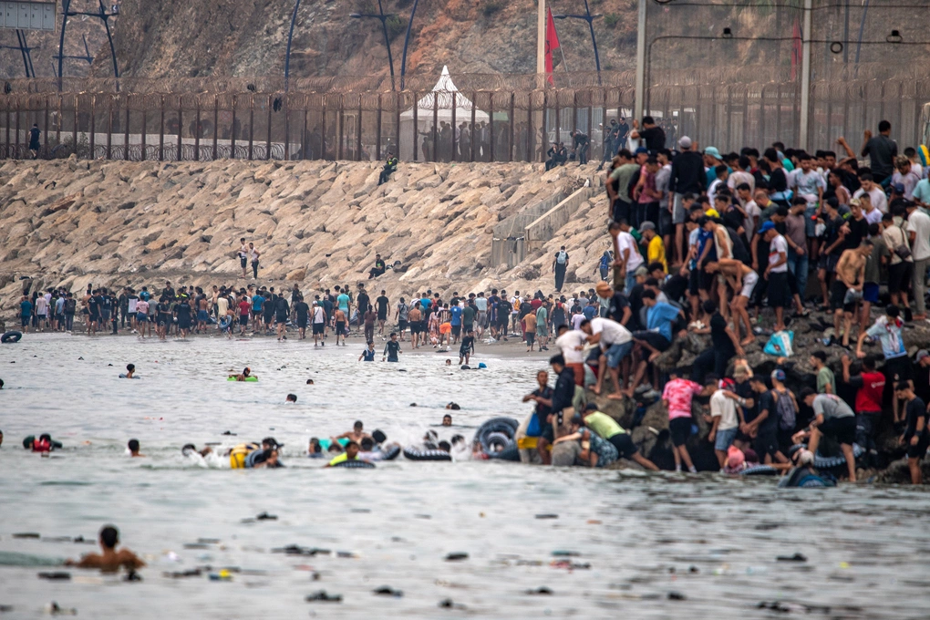 Di dân rời Ceuta, Tây Ban Nha, trở về Morocco ngày 31/7. Ảnh: AP