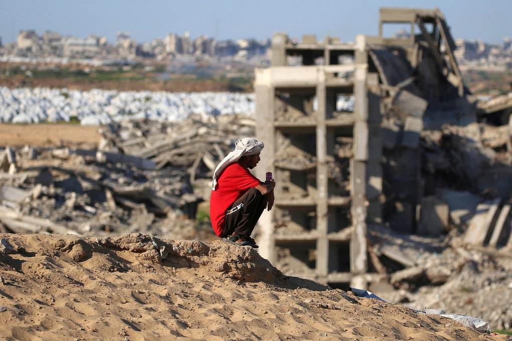 Người dân Palestine ngồi trên ngọn đồi gần trại tị nạn ở Nuseirat, miền trung Gaza ngày 19/6. Ảnh: AFP