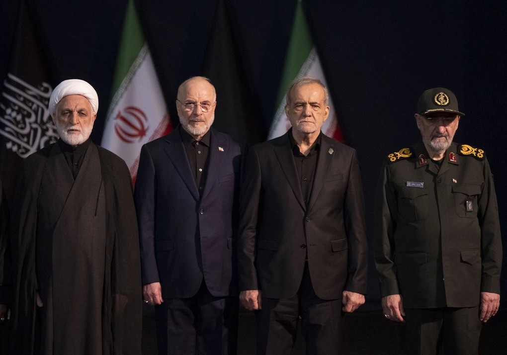 Từ trái sang, Chánh án Iran Gholam-Hossein Mohseni-Ejei, Chủ tịch Quốc hội Mohammad Bagher Ghalibaf, Tổng thống Masoud Pezeshkian và cựu tư lệnh IRGC Mohsen Rezaee tại Tehran ngày 3/7. Ảnh: AFP
