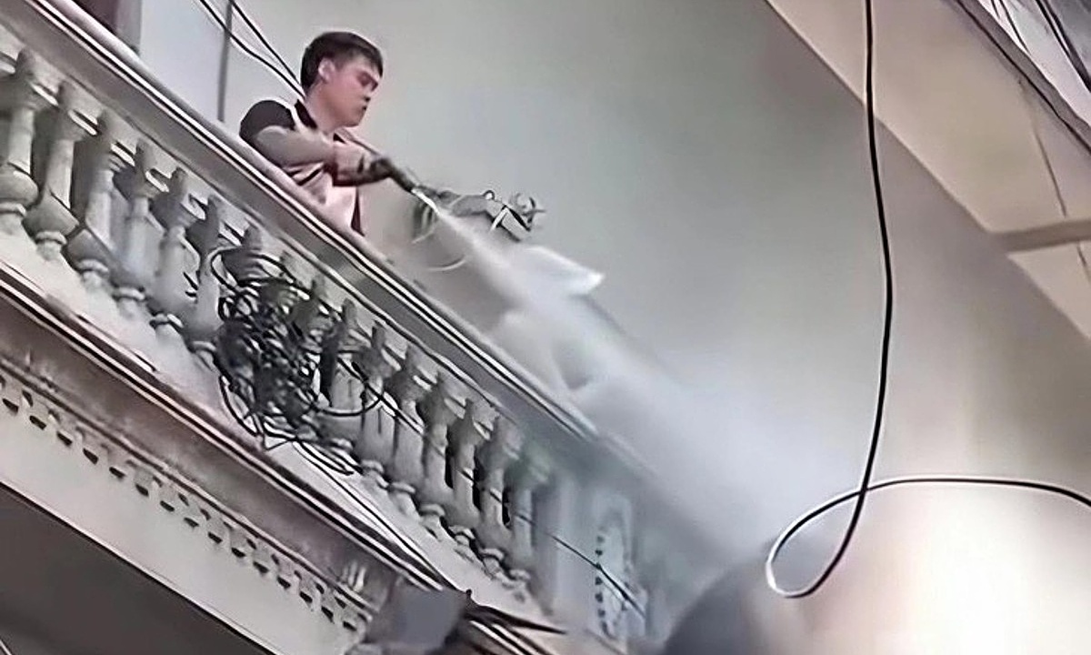 Người đàn ông 'xịt nước vào thợ tháo dỡ nhà sát vách' bị khởi tố