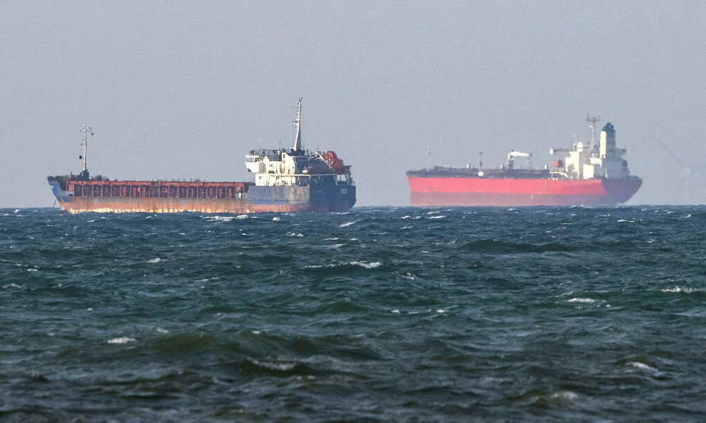 Hai tàu bị khám xét là Caffa (trái) và Sea Owl I neo đậu cạnh nhau bên ngoài Thụy Điển ngày 13/3. Ảnh: Reuters