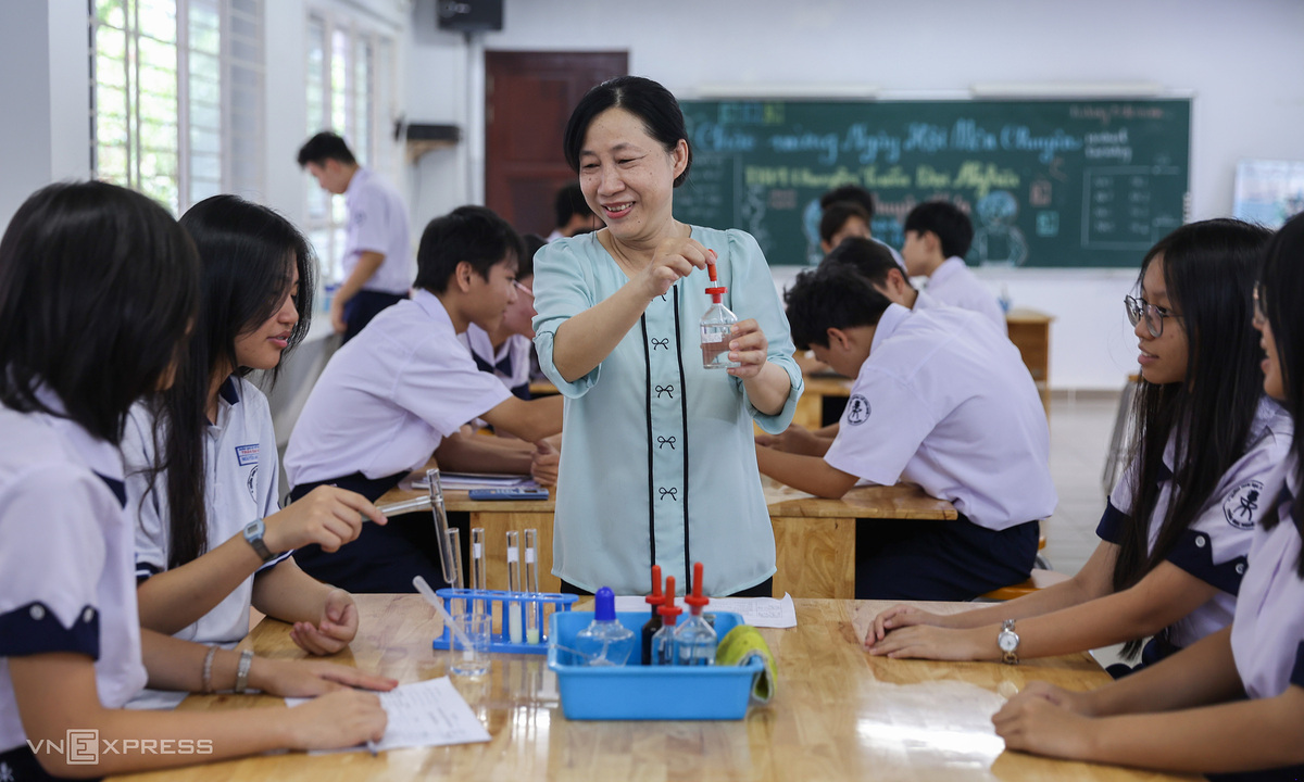 Bộ Giáo dục chấn chỉnh việc 'đánh tụt' hạng lương giáo viên