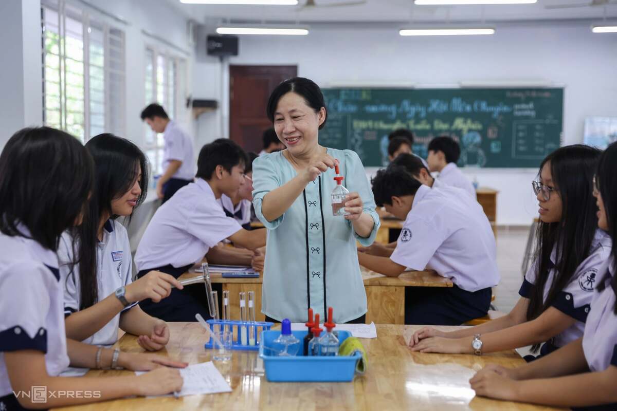 Điểm tin 17h: Bộ Giáo dục chấn chỉnh việc 'đánh tụt' hạng lương giáo viên | Tên lửa SpaceX đâm vào Mặt Trăng