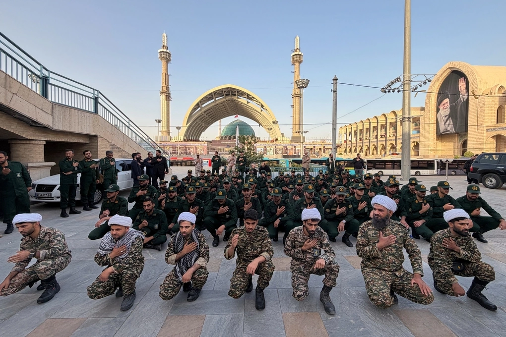 Các thành viên IRGC quỳ trên quảng trường đại thánh đường Imam Khomeini Mosalla trong lúc công tác chuẩn bị cho lễ tang cố lãnh tụ tối cao Iran Ali Khamenei đang diễn ra tại Tehran hôm 3/7. Ảnh: AP
