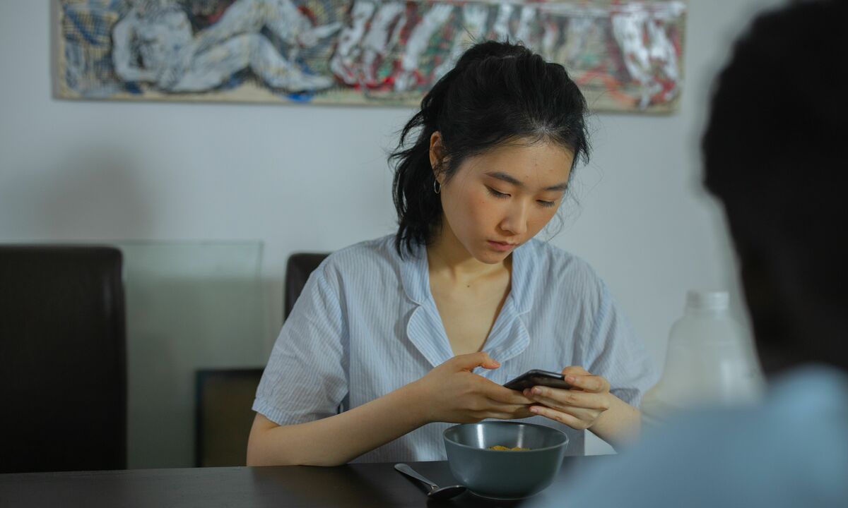 Vợ tôi bỏ rửa bát để xem livestream 'hóng drama'