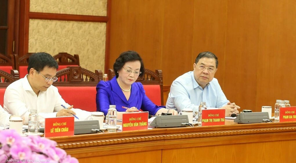 Từ phải là ba Phó thủ tướng: Phạm Gia Túc (Thường trực), Phạm Thị Thanh Trà, Nguyễn Văn Thắng, dự họp sáng 6/8. Ảnh: Cổng Thông tin Đảng Cộng sản VN