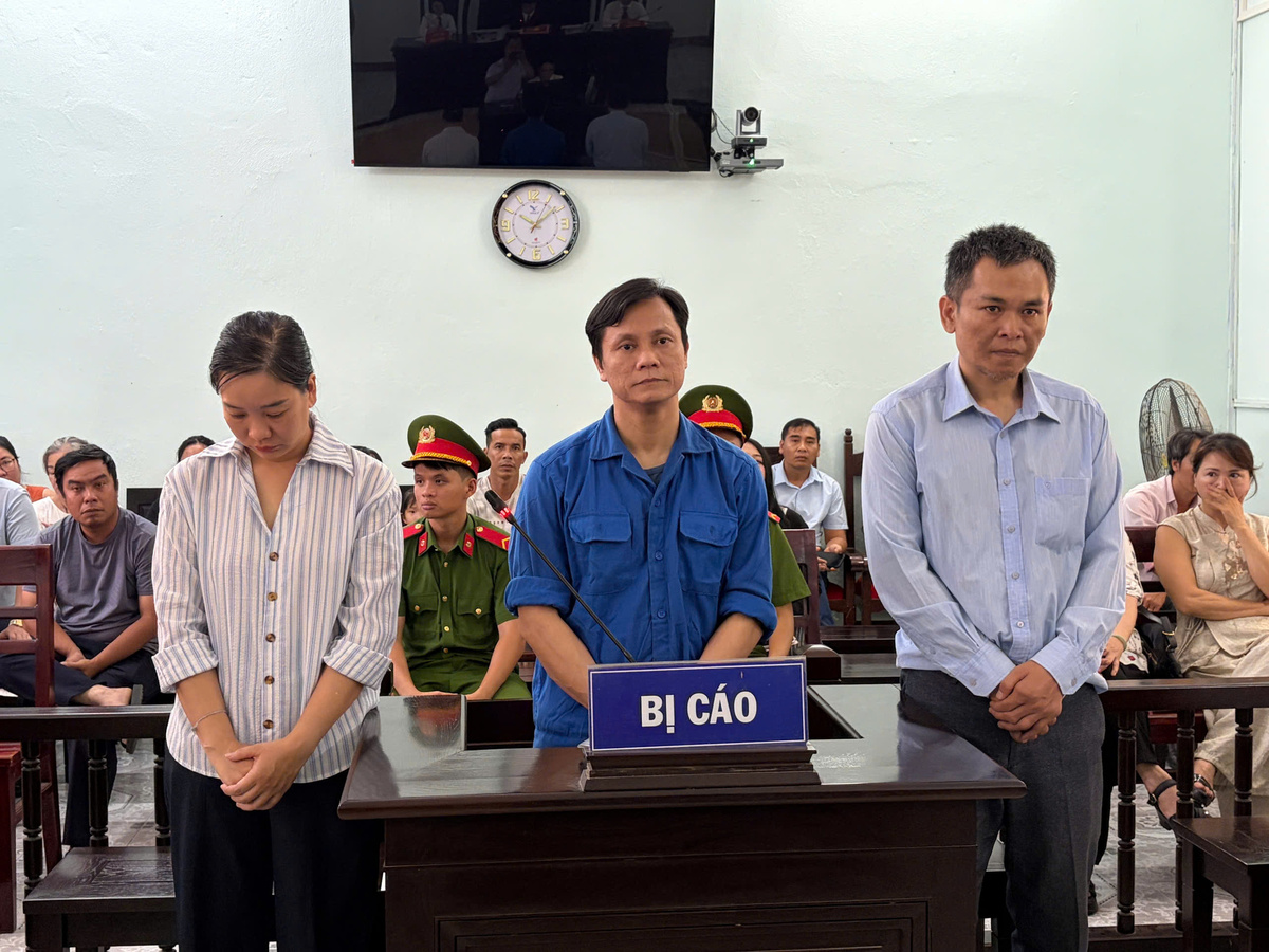 Cán bộ phường bảo kê 20 nhà hàng chiếm dụng vỉa hè, thu tiền mỗi tháng
