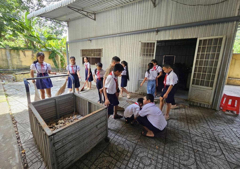 Các em học sinh trường Tiểu học Bình Phong quét dọn khu vực nhà ăn để chuẩn bị cho năm học mới. Ảnh: Hoàng Nam