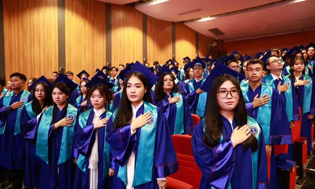 Tân khoa Luật TP HCM tuyên thức như ngành Y