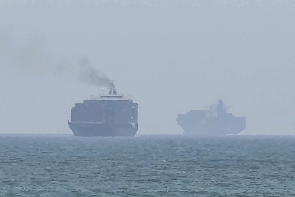 Các tàu thương mại neo ở bờ biển phía đông UAE, gần eo biển Hormuz, ngày 12/7. Ảnh: AFP