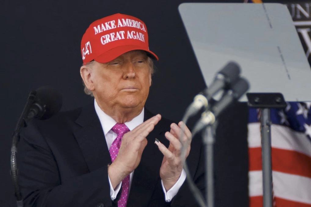 Tổng thống Mỹ Donald Trump đội mũ MAGA tại một sự kiện ở New York hồi tháng 5/2025. Ảnh: Reuters