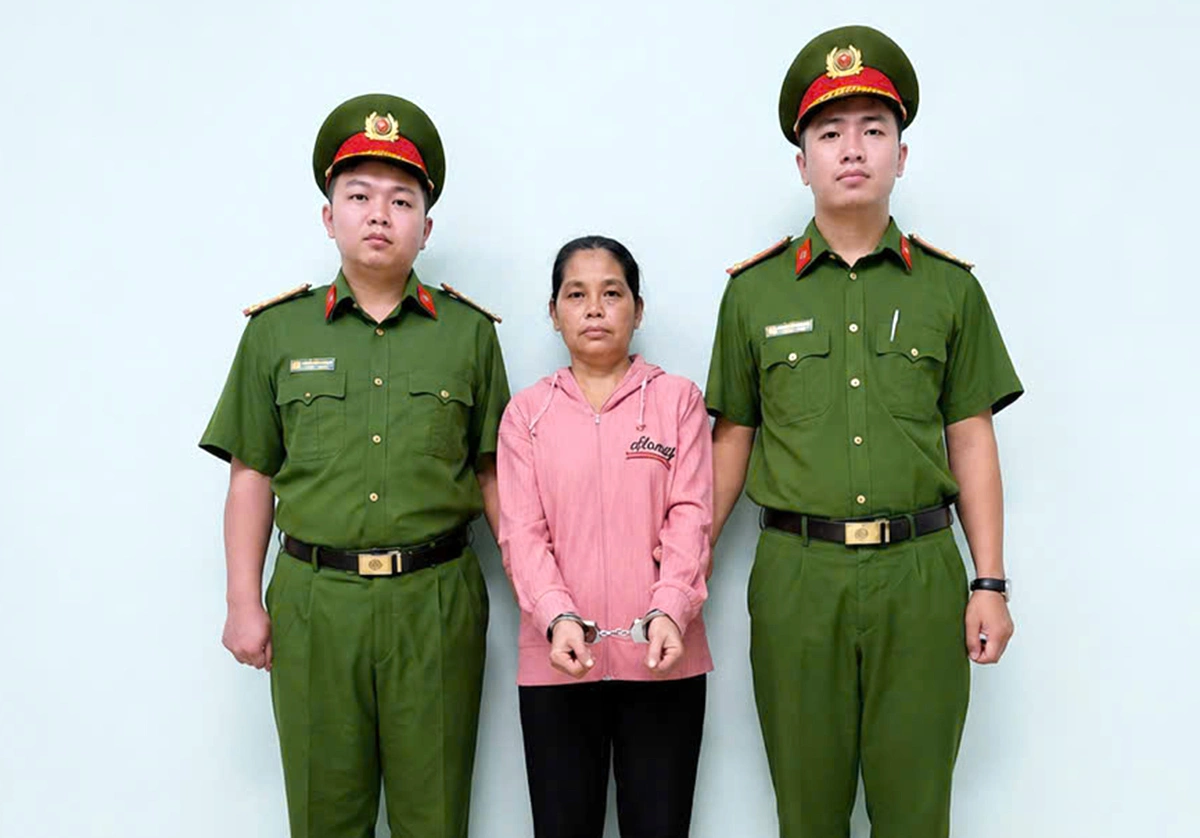 Bảo mẫu 'bật dây thun vào lòng bàn chân trẻ' bị bắt