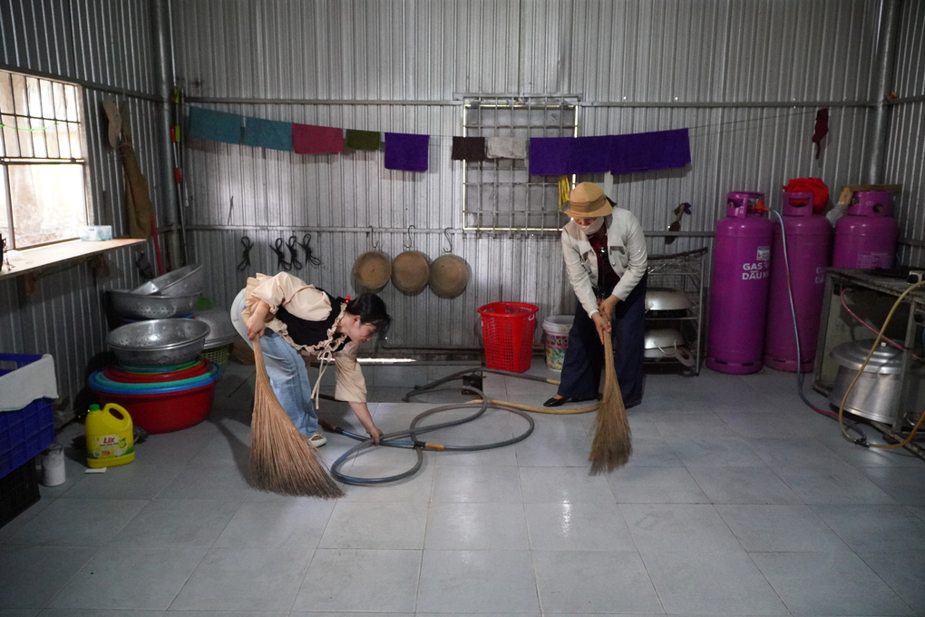 Khu vực bếp ăn chật hẹp, qua nhiều năm cũng đã xuống cấp, nóng hầm hập. Ảnh: Hoàng Nam