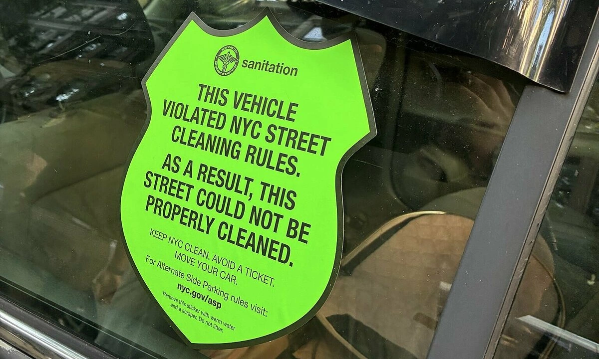 New York tái áp dụng 'tem bêu tên' xe đỗ sai quy định