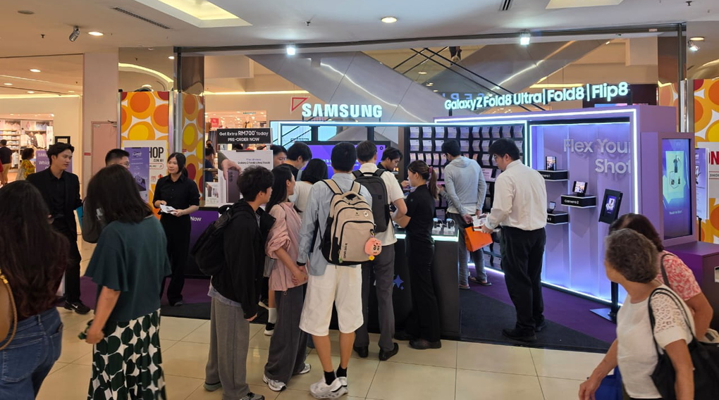 Người dùng trải nghiêm sản phẩm mới tại Malaysia. Ảnh: Samsung