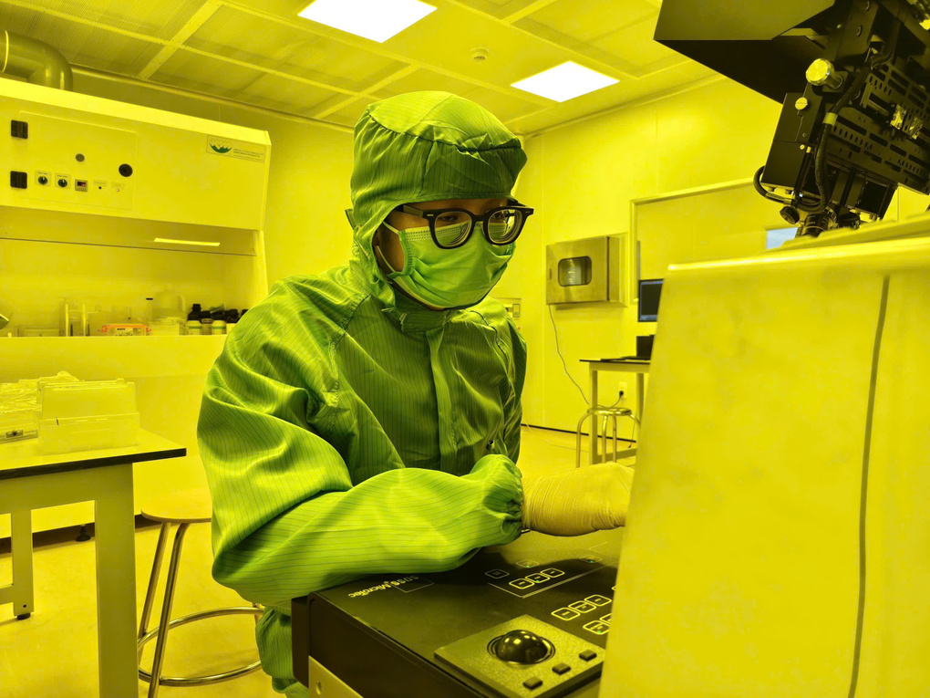 Thành viên nhóm nghiên cứu thực hiện chế tạo chip. Ảnh: NVCC