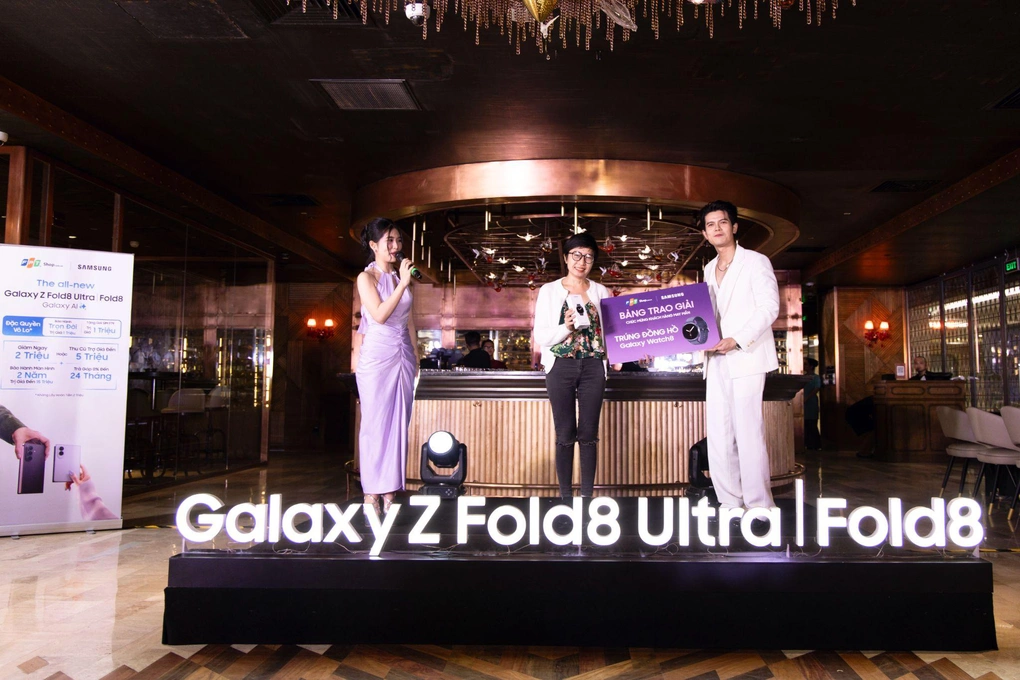 Khách hàng của hệ thống FPT Shop nhận bộ quà tặng khi tham dự VIP Dinner. Ảnh: FPT Shop