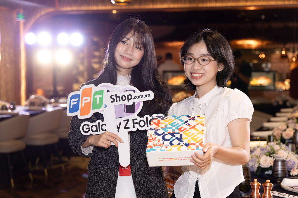 Khách hàng check-in và nhận bộ quà tặng. Ảnh: FPT Shop