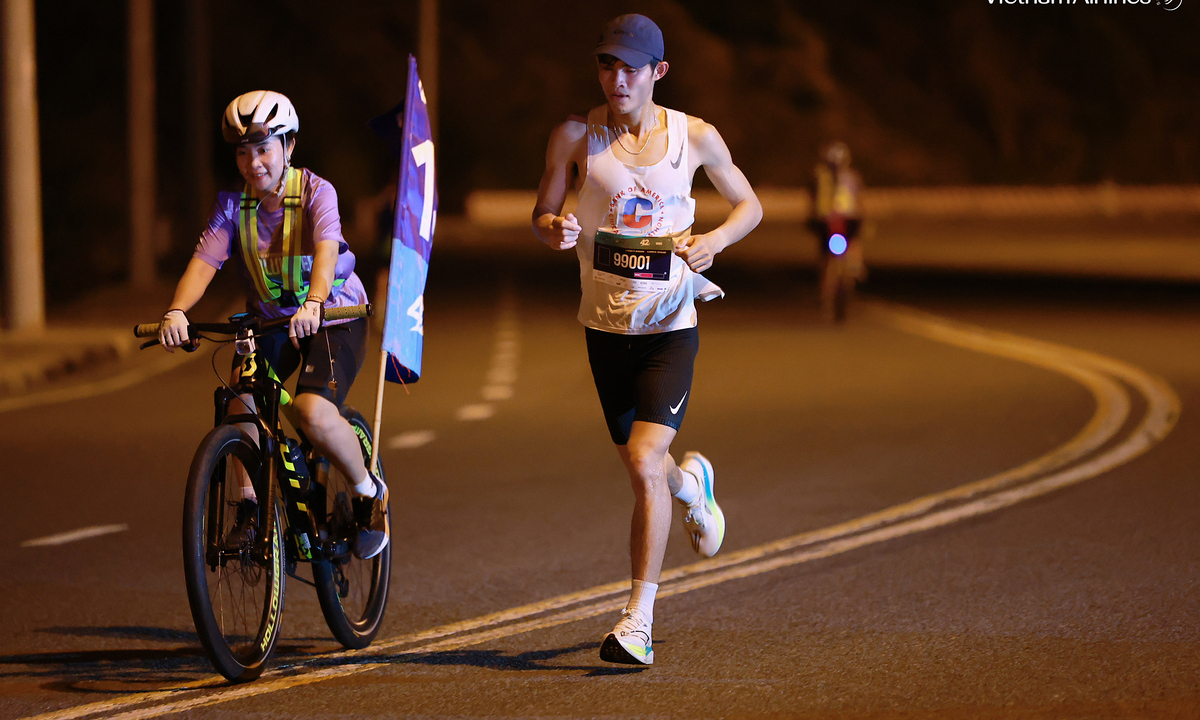 Vòng Vành Long quay đầu 'chờ đối thủ' khi vô địch VnExpress Marathon