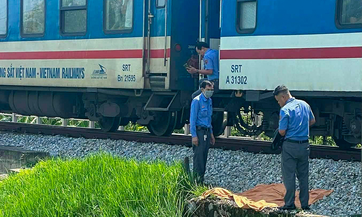 Băng qua đường sắt, cụ bà bị tàu tông tử vong