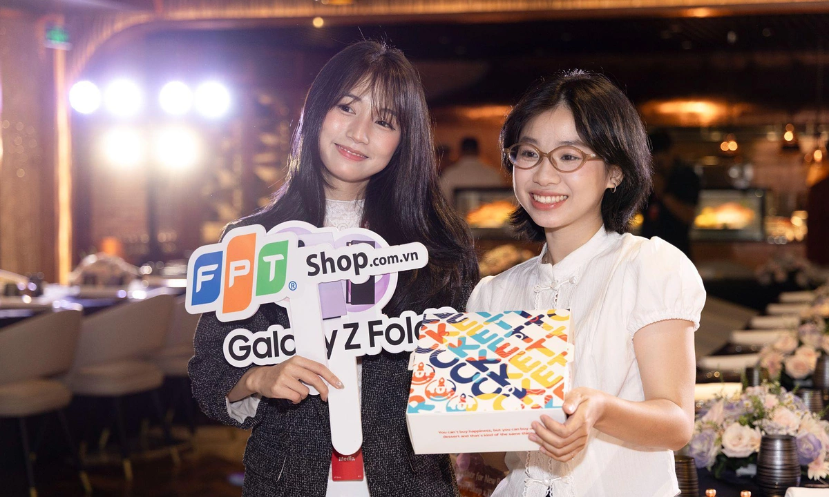 FPT Shop trao quà 12 triệu đồng cho người mua sớm Galaxy Z series mới