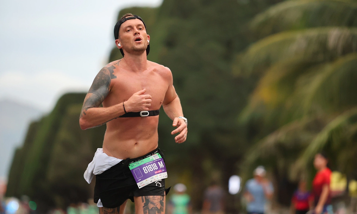 Runner Ukraine bỏ thuốc lá nhờ VnExpress Marathon