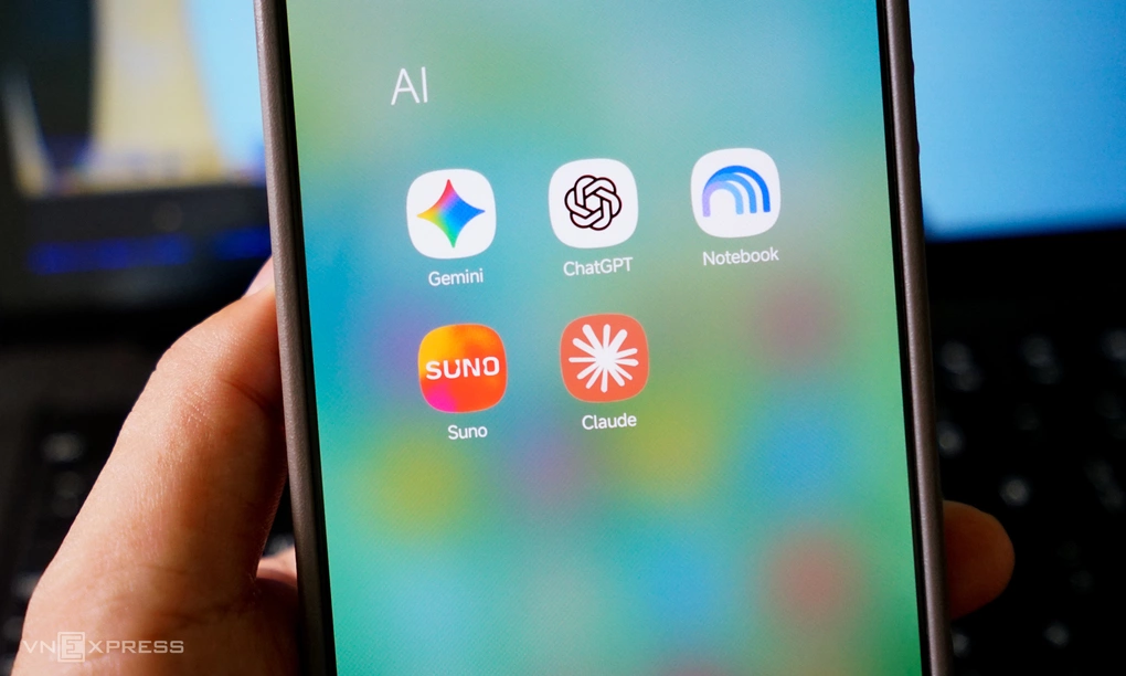 Các ứng dụng AI hiển thị trên màn hình một chiếc smartphone. Ảnh: Bảo Lâm
