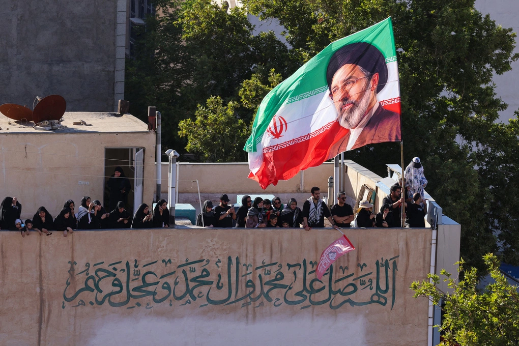Quốc kỳ Iran với hình ảnh Lãnh tụ Tối cao Mojtaba Khamenei trên nóc một tòa nhà ở thành phố Mashhad ngày 9/7. Ảnh: AFP