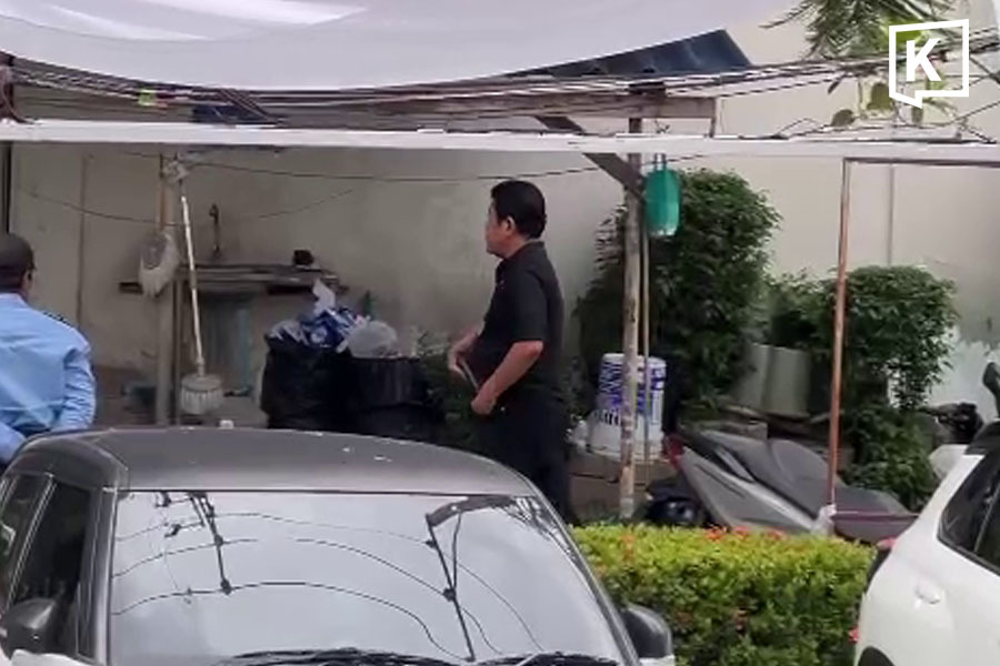 Nghi phạm Chalong Riewrang vắt súng vào cạp quần rời khỏi hiện trường. Ảnh: Khaosod