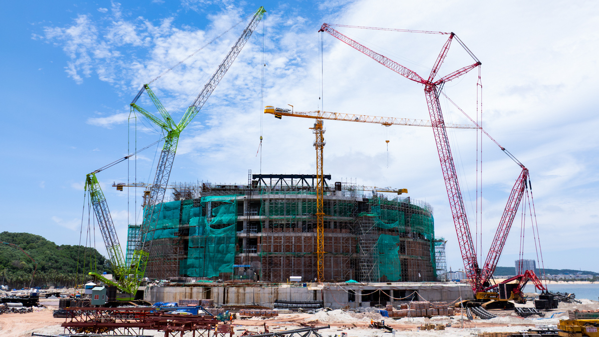 Hai siêu cần cẩu nâng khung thép lên mái Nhà hát APEC