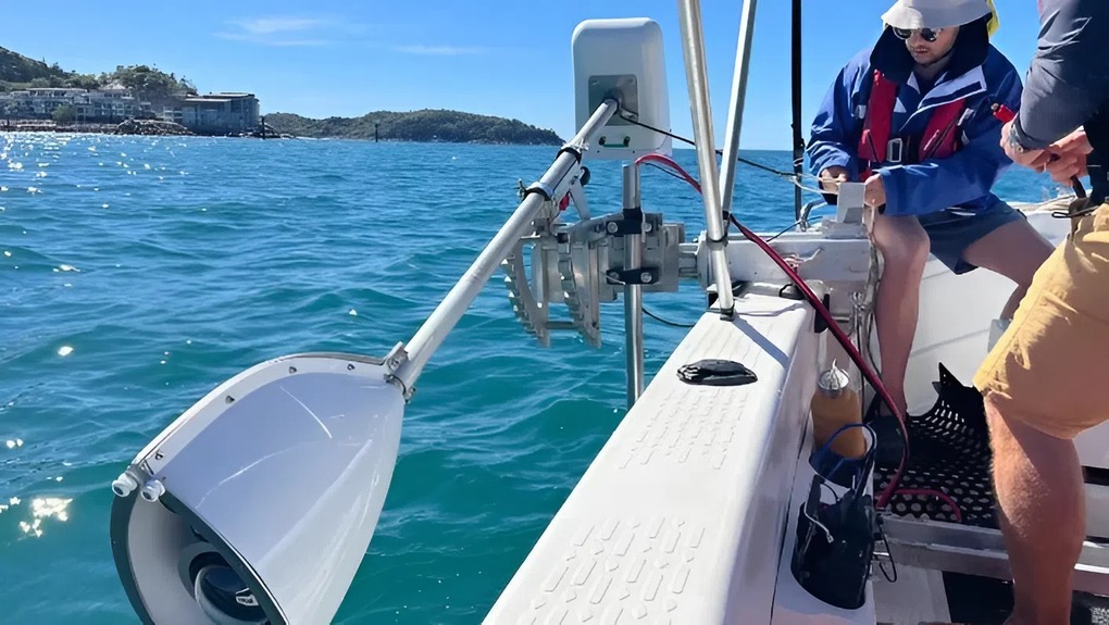 Experts test the DGS system near Magnetic Island, Queensland. Photo: AIMS