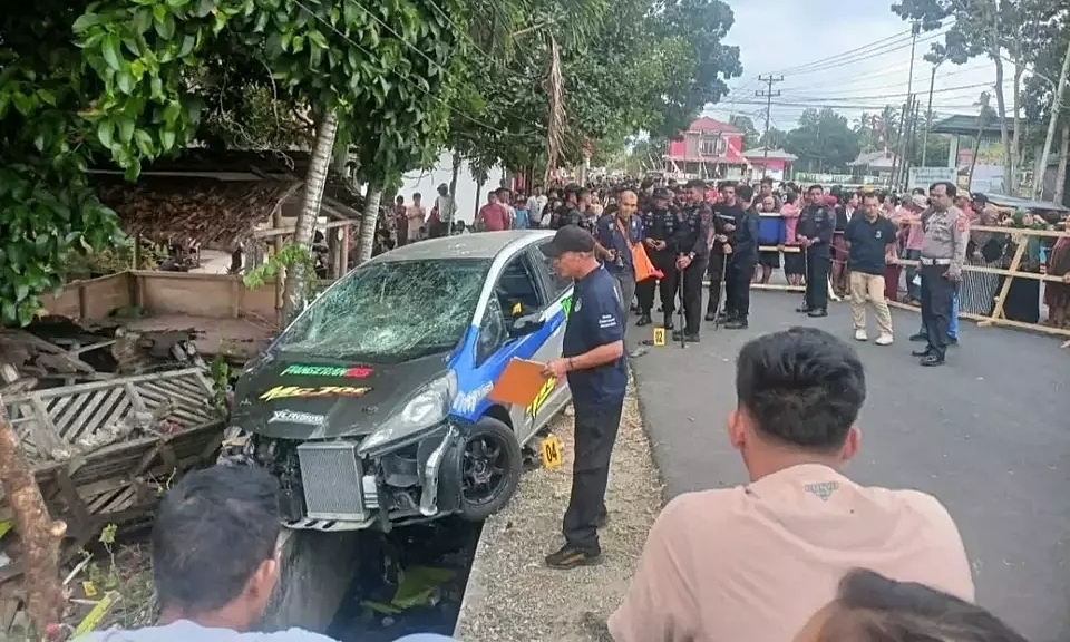 Xe đua lao vào đám đông khán giả, 8 người chết