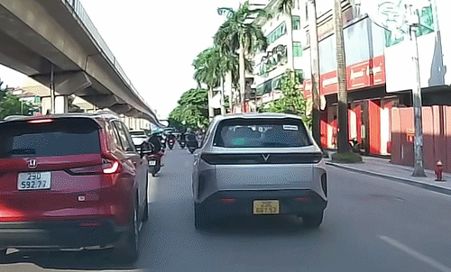 Bị ép không cho vượt, ôtô đánh lái húc ngã người đi xe máy
