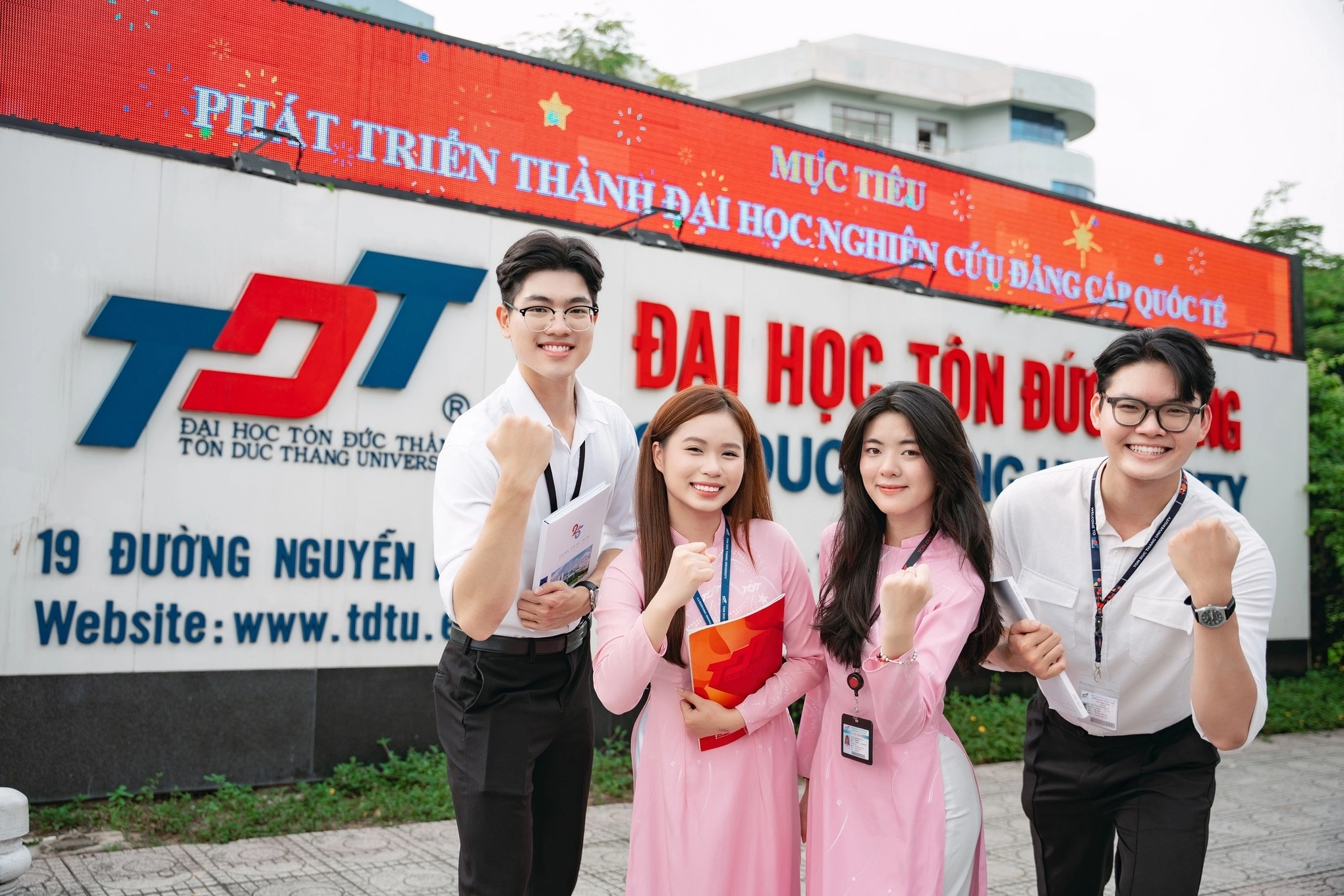 Sinh viên học tập trong không gian hiện đại của trường