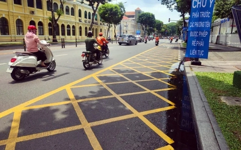 Đỗ xe trước vạch mắt võng có phạm luật?
