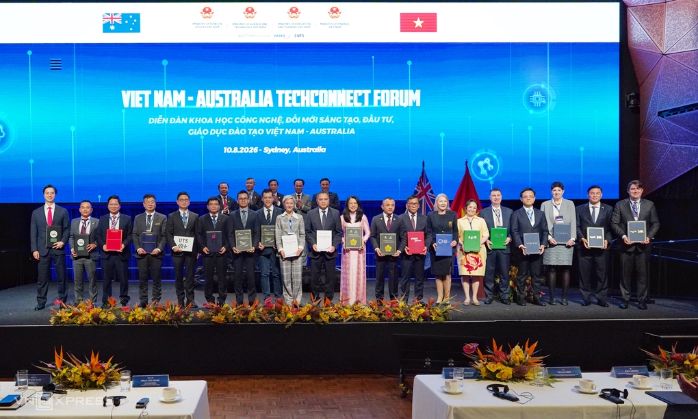 Lễ trao Biên bản ghi nhớ giữa đại diện một số đơn vị Việt Nam và Australia tại TechConnect ở Sydney, ngày 10/8/2026, trong đó có Cục Công nghệ số và Trí tuệ nhân tạo và Học viện Công nghệ Bưu chính Viễn thông. Ảnh: Lưu Quý
