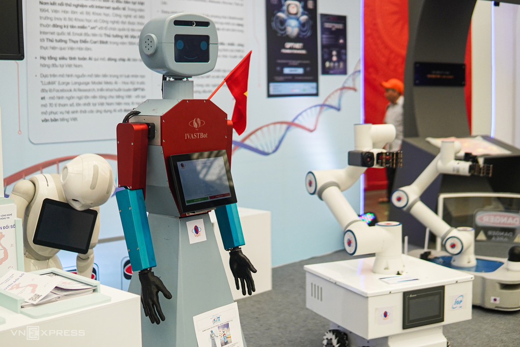 Robots are displayed and used at the exhibition of 80 years of the country's achievements, August 2025. Photo: Luu Quy