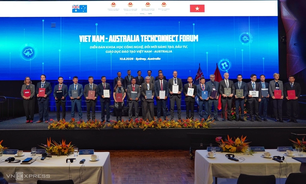 Giám đốc NAFOSTED Đào Ngọc Chiến (thứ hai bên trái) tại buổi trao Biên bản ghi nhớ ngày 10/8/2026. Ảnh: Lưu Quý
