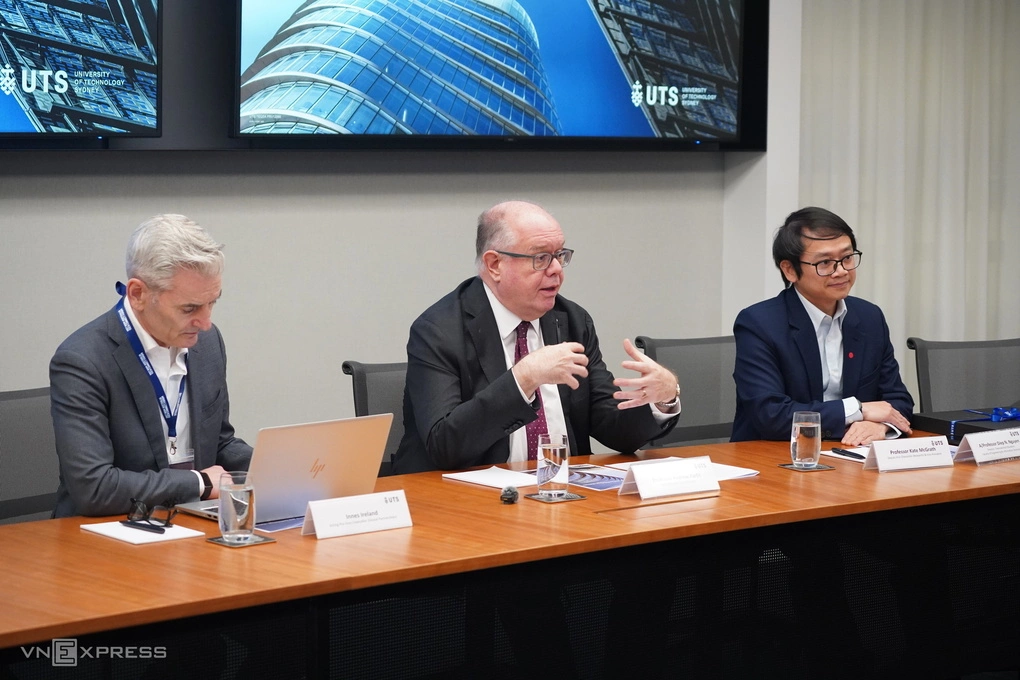 GS Andrew Parfitt (UTS) tại buổi làm việc ngày 10/8/2026. Ảnh: Lưu Quý