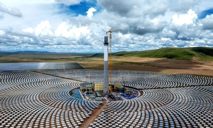 Nhà máy nhiệt điện muối nóng chảy công suất 100 MW ở Tây Tạng. Ảnh: Peoples Daily