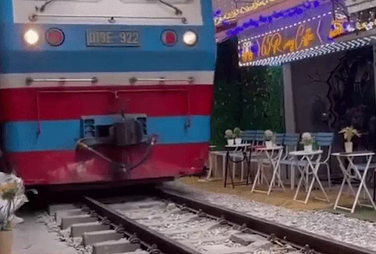 'Trả giá đắt nếu không dẹp nổi phố cà phê đường tàu ở Hà Nội'