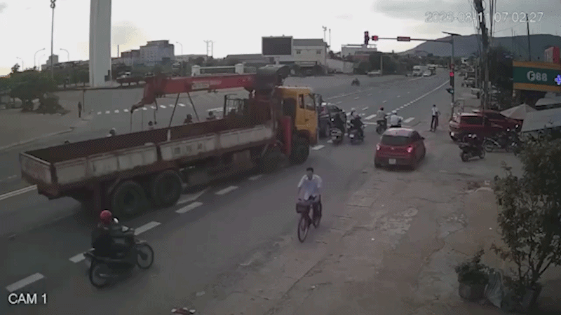Ôtô tải tông 4 xe máy dừng đèn đỏ