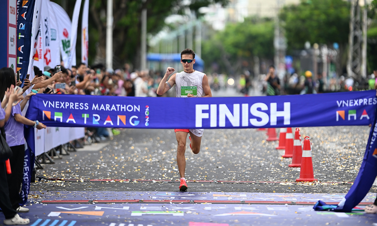 Runner xuyên đêm chinh phục đèo Lương Sơn, đón mình binh trên biển