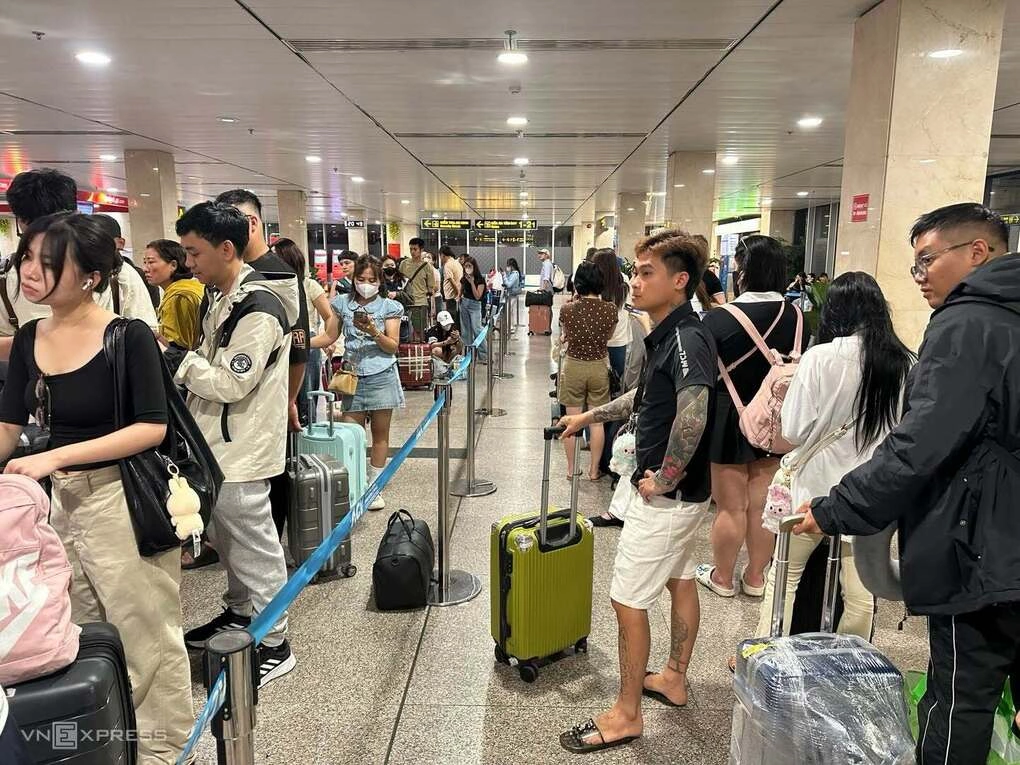 Nhà ga T1 lúc 20h45 ngày 10/8. Ảnh: Tuấn Việt