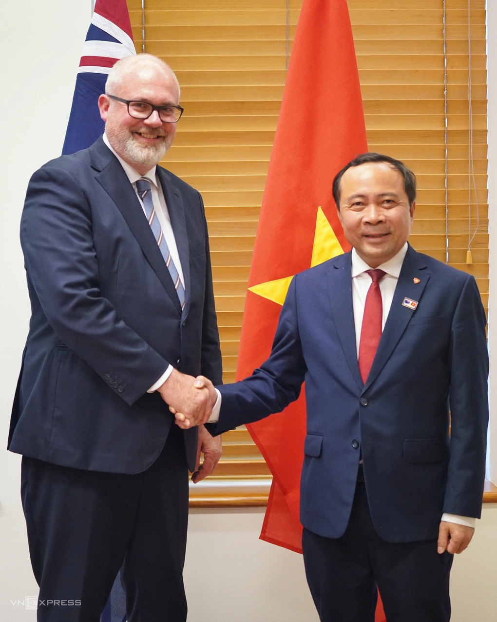 Bộ trưởng Khoa học và Công nghệ Vũ Hải Quân cùng Bộ trưởng Công nghiệp, Khoa học và Tài nguyên Australia Thượng nghị sĩ Tim Ayres, trong cuộc gặp ngày 11/8 tại Canberra. Ảnh: Lưu Quý