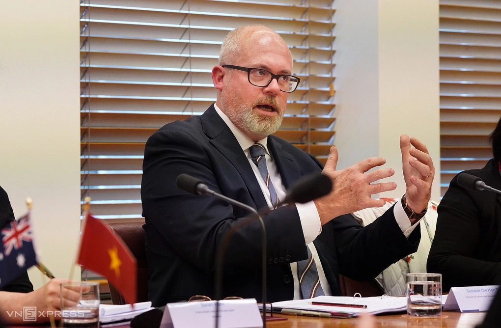 Thượng nghị sĩ Tim Ayres, Bộ trưởng Công nghiệp, Khoa học và Tài nguyên Australia, trong buổi làm việc với đoàn Bộ Khoa học và Công nghệ Việt Nam, ngày 11/8/2026. Ảnh: Lưu Quý