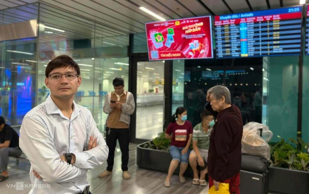 Anh Nguyễn Mạnh Tuấn chờ người thân do máy bay không thể đáp. Ảnh: Đình Vui