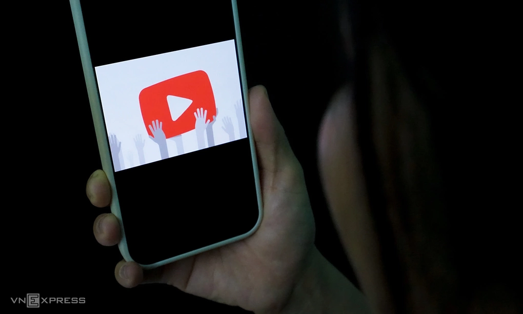Logo YouTube trên một smartphone. Ảnh: Bảo Lâm