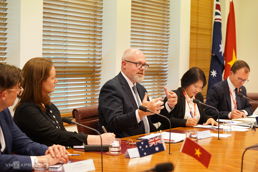Bộ trưởng Công nghiệp, Khoa học và Tài nguyên Australia Tim Ayres trong buổi làm việc. Ảnh: Lưu Quý