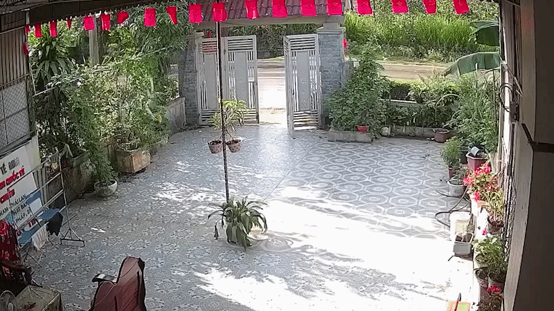 Xe tải tông sập cổng nhà dân